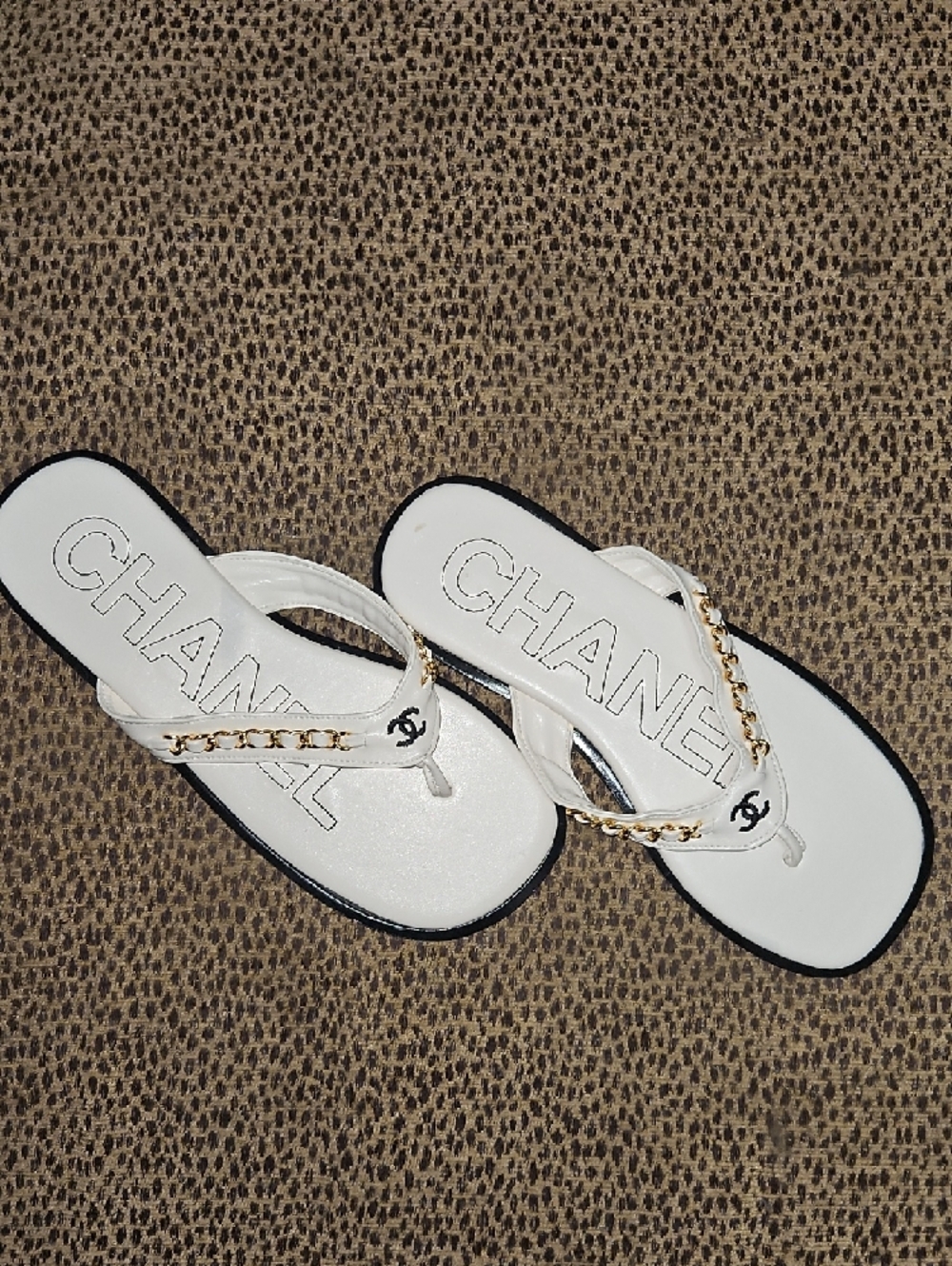 CHANEL White Thong Sandals with Gold Chain Detail - Picture 4 of 11